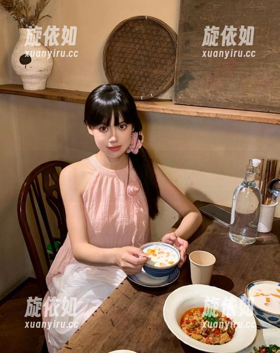 Feilin嗲囡囡 - 小Kaili小丁丁的教室写真合集：展现独特气质与个性的瞬间.txt