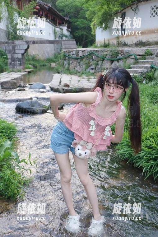 Feilin嗲囡囡 - 章芃芃的泳装美图作品，尽展青春活力与清新气息，让你心动不已.txt