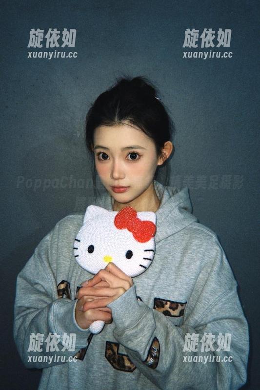 PoppaChan最新写真集，精美美足摄影展现优雅与力量.txt