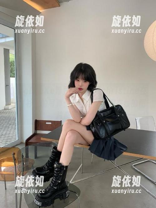 QingDouKe青豆客 - 黄可christine在白衬衫下的写真：颜值与风格双在线的图片盛宴！.txt