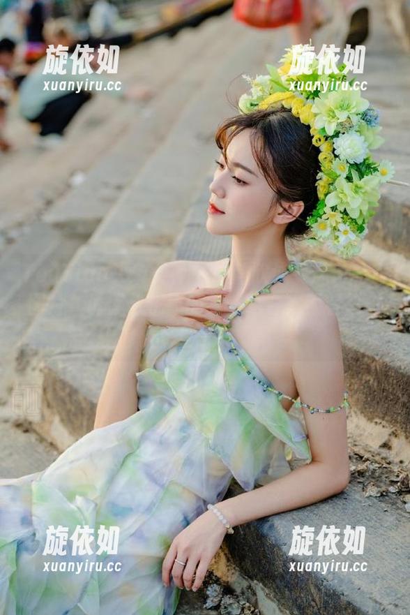 TouTiao头条女神 - 张蓝欣泳装魅力私房图片，诱惑与优雅的完美结合，不容错过！.txt