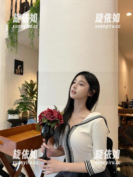 TouTiao头条女神 - 杨漫妮baby的私房写真：翘臀艺术的极致表达与视觉冲击.txt