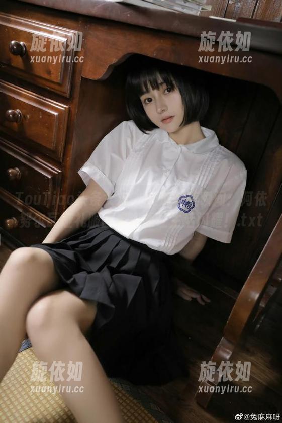 TouTiao头条女神 - 绽放唯美瞬间：阿依努尔瓦娅礼服图集资源让生活闪耀！.txt