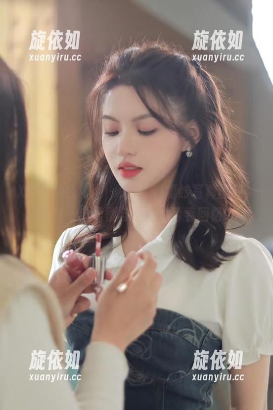 Xiuren秀人网 - 宋KiKi婚纱写真图册，感受每一丝柔情与不羁的青春回忆.txt