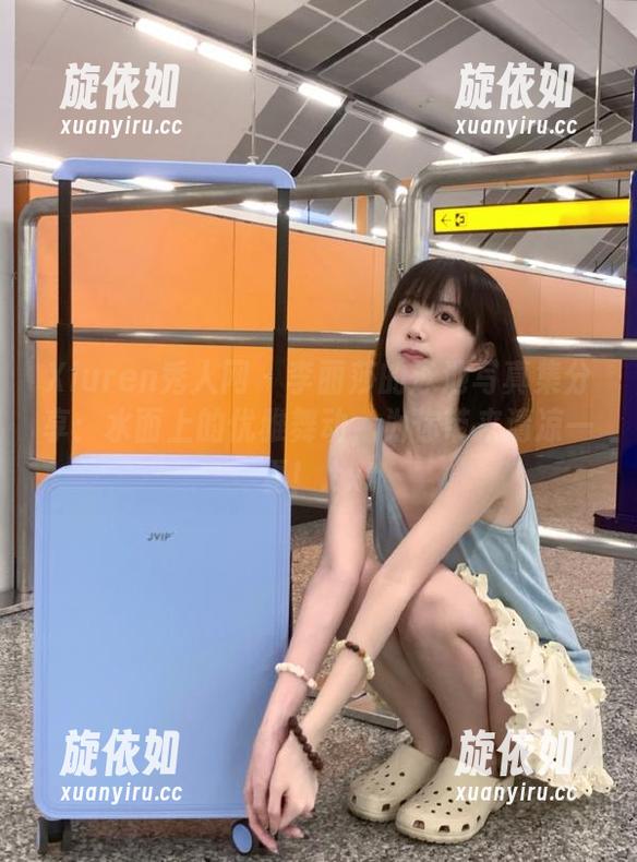 Xiuren秀人网 - 李丽莎的泳池写真集分享：水面上的优雅舞动，为你带来清凉一夏！.txt
