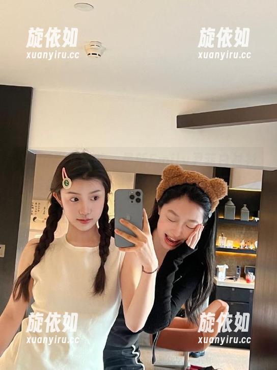 YouMi尤蜜荟 - 最新Emily尹菲白衬衫图片集，感受她独特气质与风格的写真之旅！.txt
