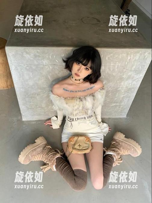 pans - 小小白裙写真集分享：她的创意与灵感在每一张照片中绽放.txt