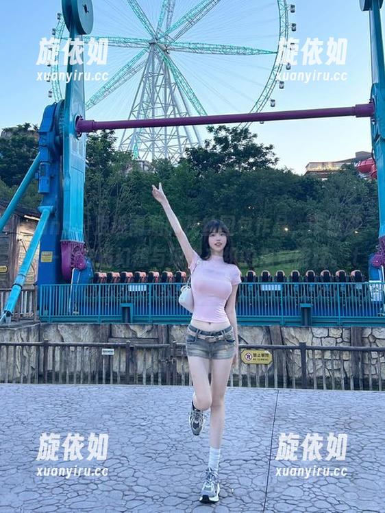 pans - 发现雨涵的灰丝图包作品，带您进入一个充满幻想与现实交织的视觉旅程。.txt