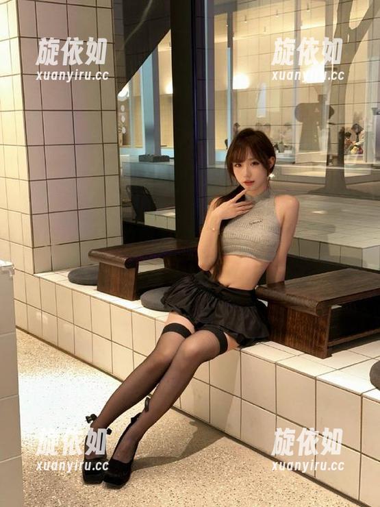 丽柜 - 透明的魅力：佳怡全套写真展现独特风格之旅.txt