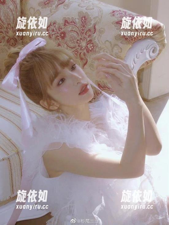 丽柜 - 钟情高跟鞋写真：原图与作品交织的时尚故事.txt