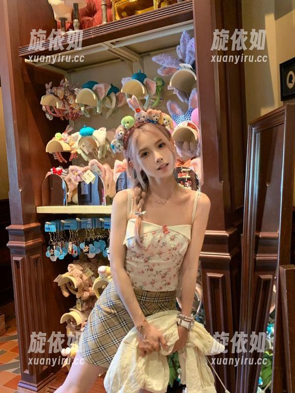 丽柜 - 探索最新黄芬白裙系列摄影资源，展现她独特的时尚魅力.txt