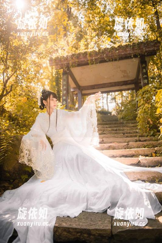 你的负卿制服写真美图在线限时发布，快来感受她的艺术魅力.txt