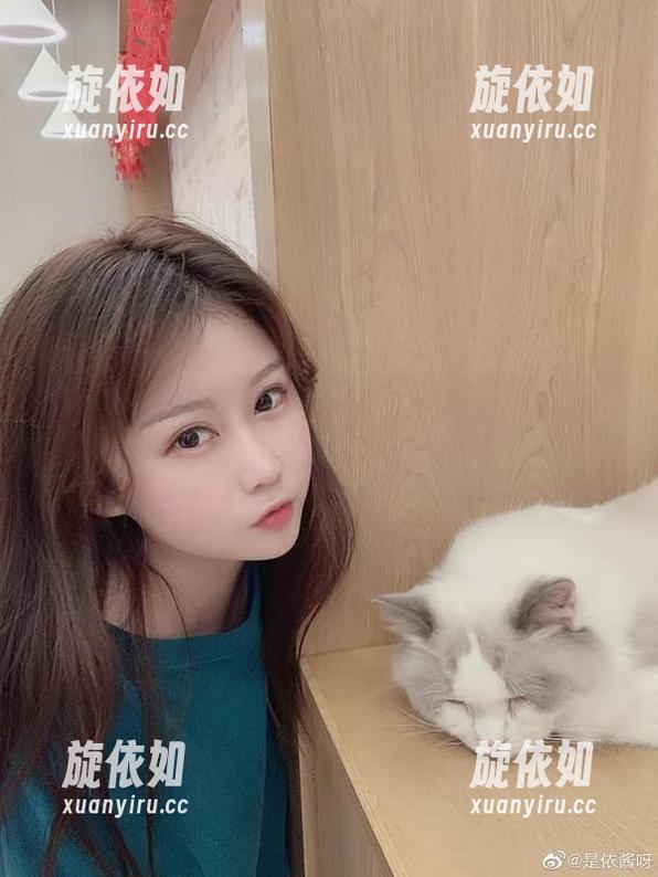 超清依依超级懒校服写真，笑到肚子疼的校园趣事不停歇！.txt