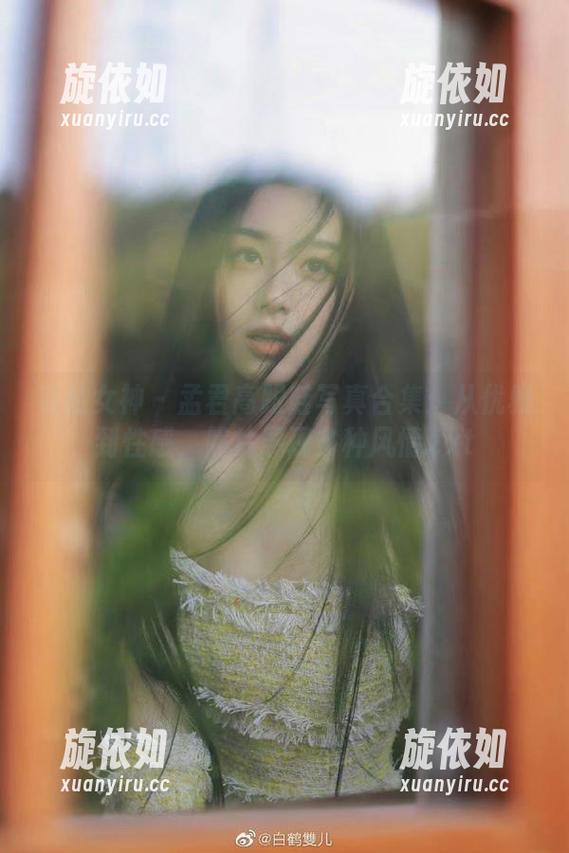 克拉女神 - 孟君高跟鞋写真合集：从优雅到性感，照片展现多种风情.txt