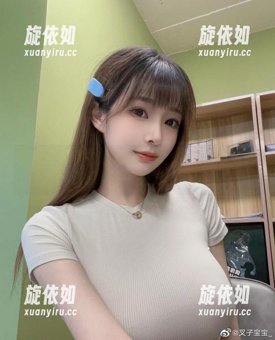 职业装写真中的叉子宝宝：在线分享时尚灵感与个人魅力！.txt