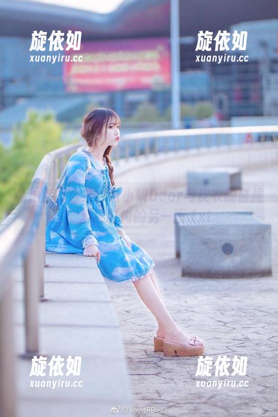 私拍魅力合集：啾小妍Deer与皮衣的碰撞，展现时尚的另一面.txt