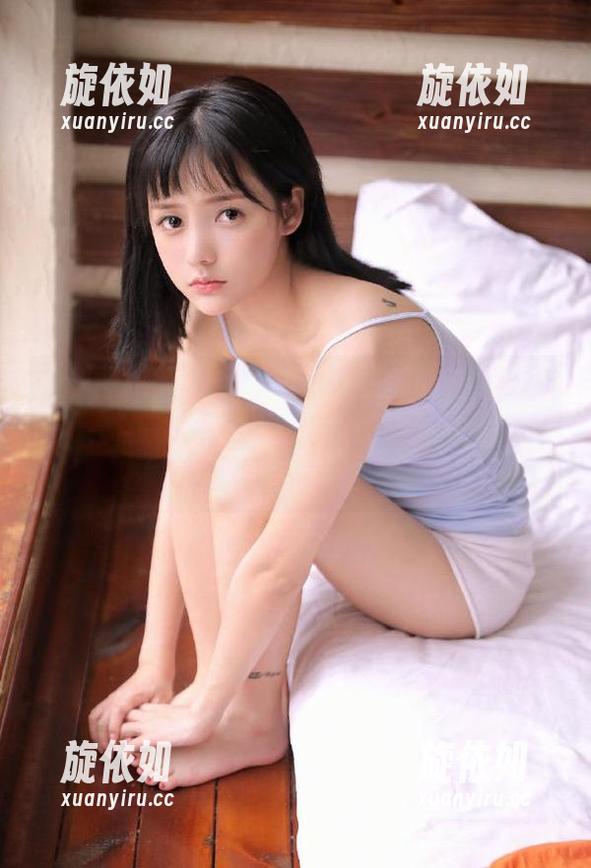嗲囡囡-史雯Swan 嗲囡囡 - 深入史雯Swan教室的艺术世界:原图与图片交织成美丽的画卷,探索摄影背后的情感交融。.txt