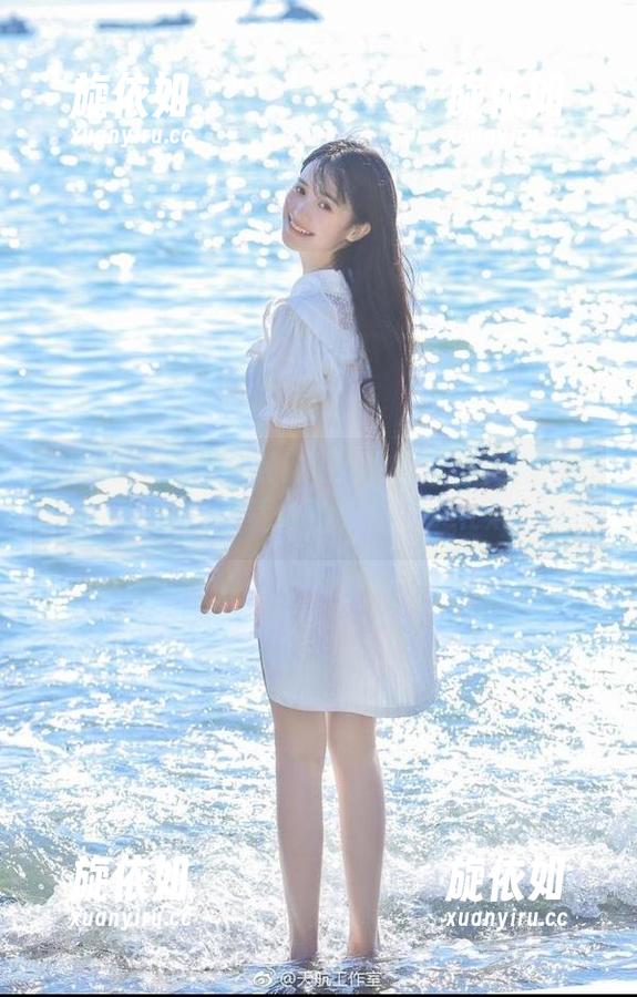 嗲囡囡 - 施忆佳KITTY眼镜写真美图欣赏，点击下载体验视觉美感.txt