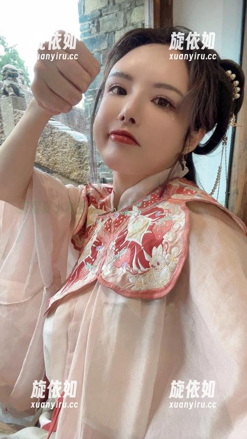 探索夏小秋秋秋的美腿魅力，高清cos写真让你惊艳.txt
