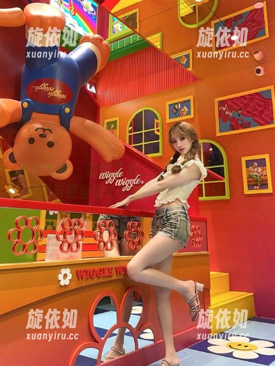 头条女神 - 拥抱艺术：玄子私房图集“和风花与蛇丝蜜VIP版”的魅力之旅.txt