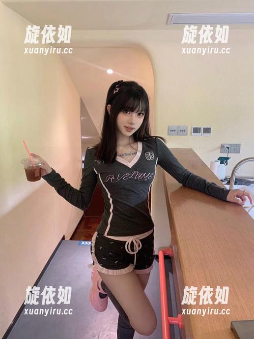 微密圈 - 深夜游泳池特辑：奶宝妹纸在线分享她的写真之旅与心灵感悟.txt
