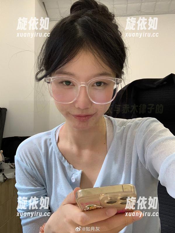 高清写真壁纸推荐：如月灰与赤木律子的绝妙搭配.txt