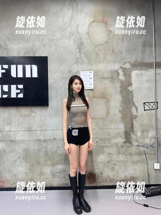 微密圈 - 感受小u优优子的红色内衣写真，充满艺术感的图片展现了别样迷人的她！.txt