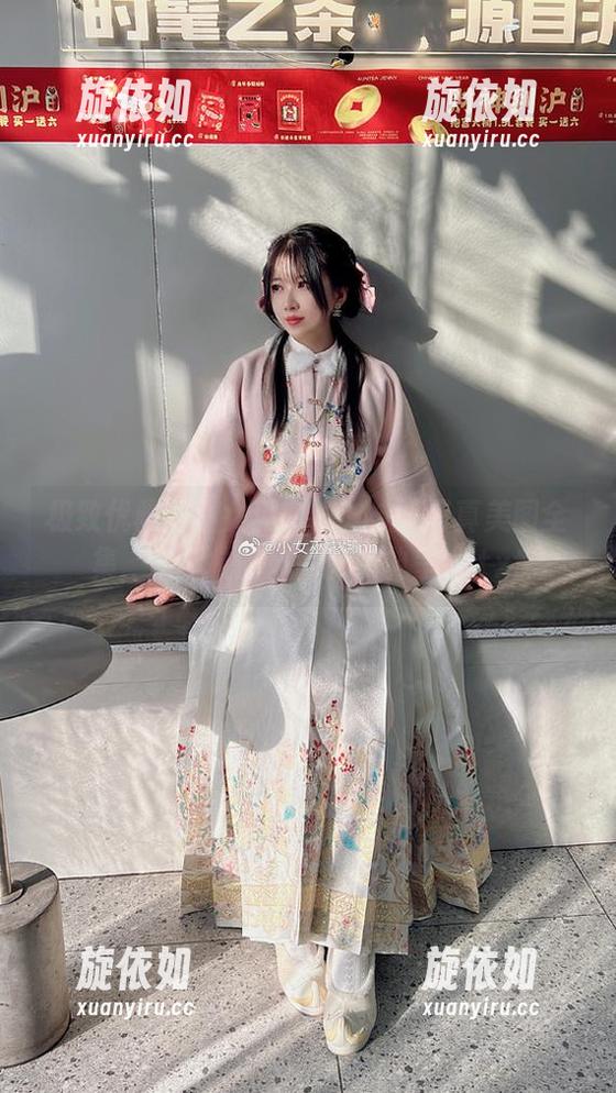 极致优雅的小女巫露娜：校服写真美图全集，重塑校园风尚的经典呈现.txt
