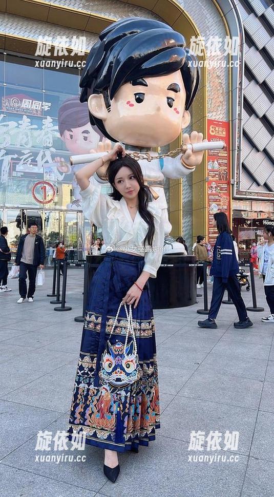 让我们一同观看小女巫露娜的皮衣写真，揭开她迷人的时尚风格吧！.txt