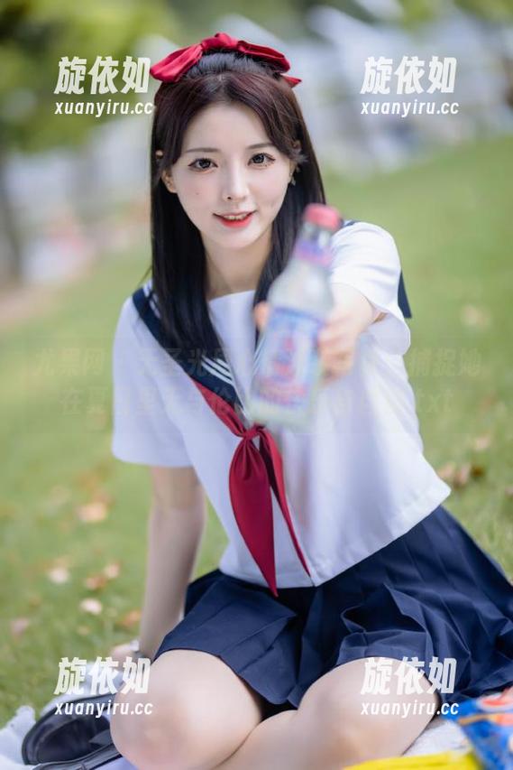 尤果网 - 无圣光周心情泳装写真：捕捉她在夏日里无与伦比的快乐与自信.txt