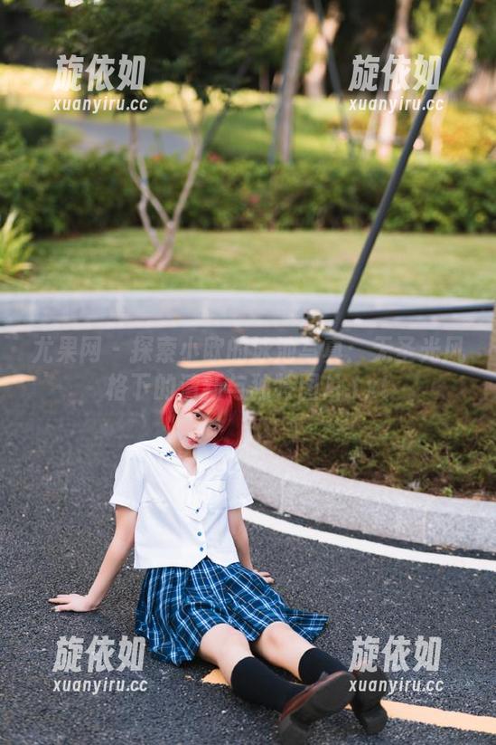 尤果网 - 探索小欧的泳池写真：无圣光风格下的清新与独特图片.txt