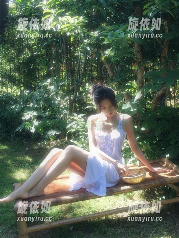 尤物馆 - 免费欣赏悦儿Yuky长腿图包，感受她的青春魅力与活力四射！.txt