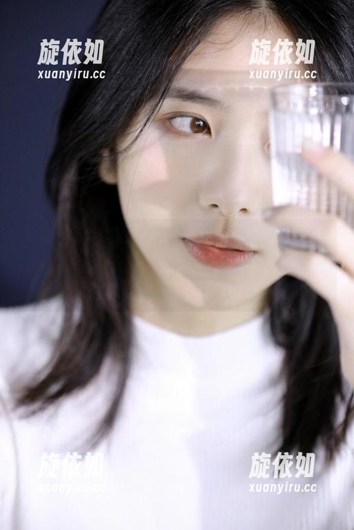 尤物馆 - 别犹豫了，快来看陆萱萱Cecilia的JK写真，让你引发一场笑声风暴！.txt