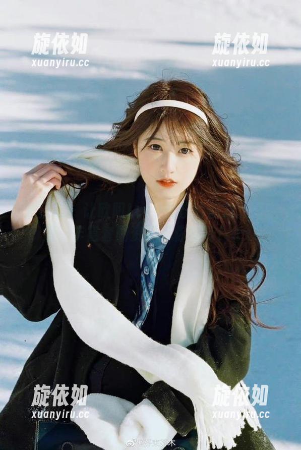 尤蜜荟 - 让欧阳LuLu女孩的魅力点亮生活，丰富套图资源等你拥有！.txt