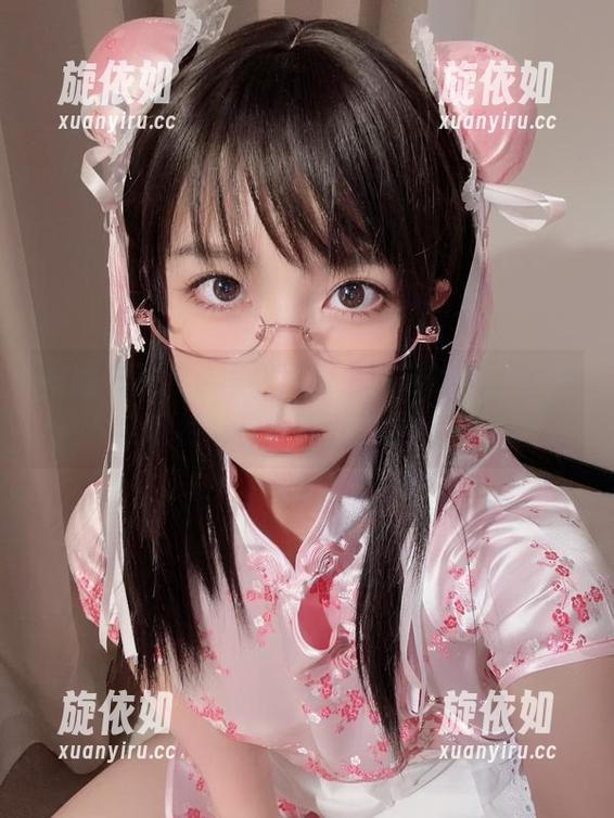 最新布丁大法写真：踏上草地的裸足，开启自然与自我的对话之旅.txt