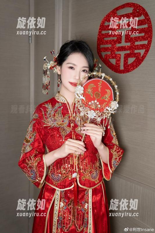观看抖娘利世的黑色图包，深入探索作品背后的故事与灵感.txt