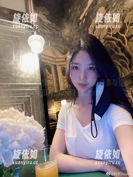 抖娘利世的黑白印记：细腻摄影合集与惊艳图片的无尽探索.txt