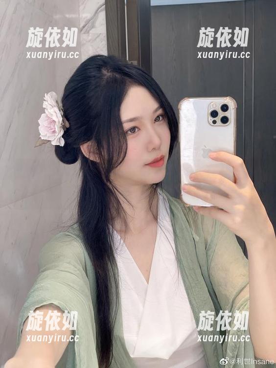 细数抖娘利世的花房阳台写真：在线见证美丽背后的心机与匠心.txt
