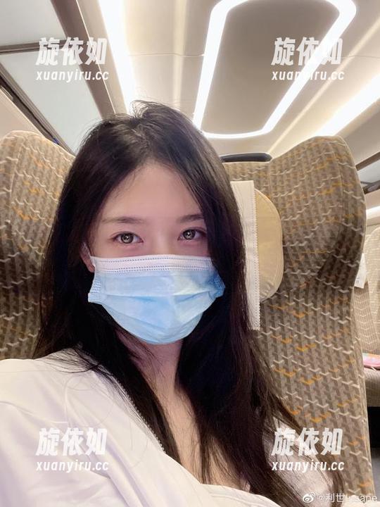 观看抖娘利世私密花园中的白色连体写真合集，捕捉每一个动人瞬间.txt