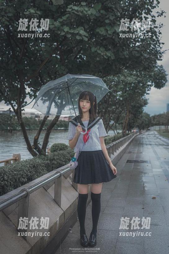 推女神 - 施忆佳红裙的精选写真作品，让每一个瞬间都散发出光彩.txt