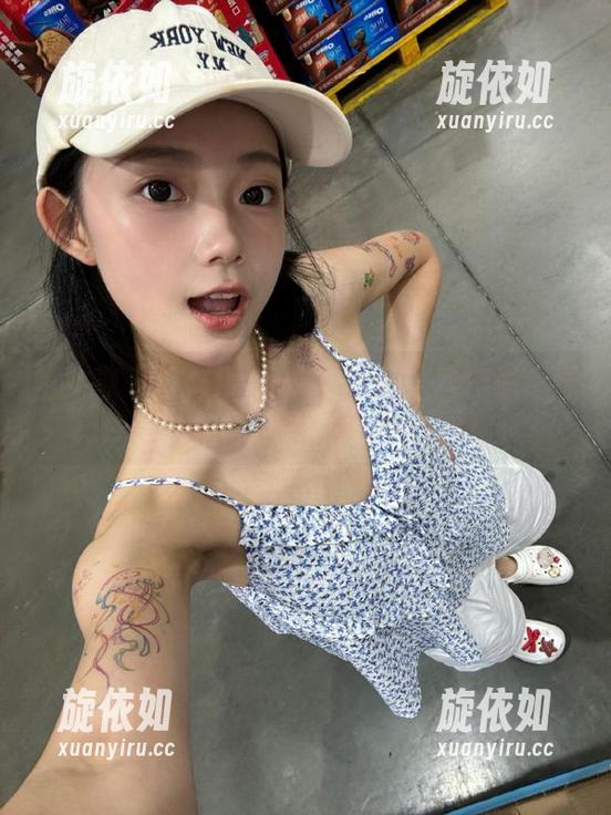 推女神 - 陈嘉瑶AYomi网袜写真作品：缔造都市女性的时尚宣言.txt