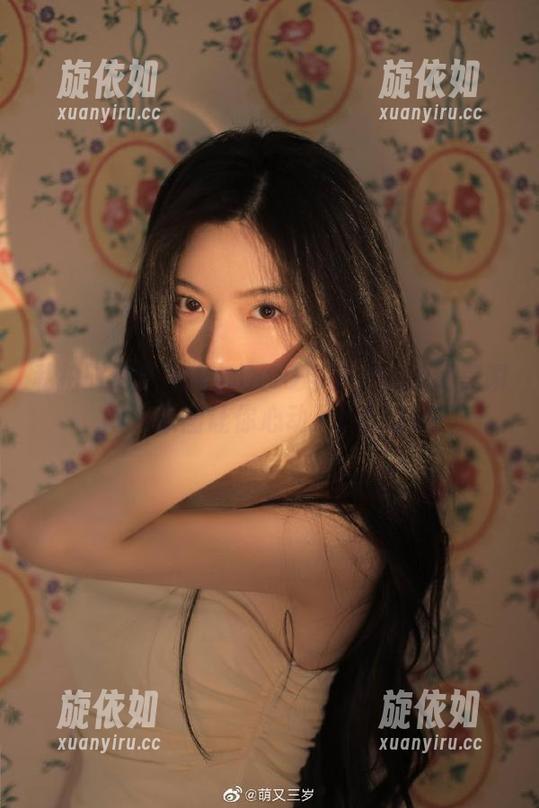 私拍时刻：木棉棉OwO与裤里丝的绝美瞬间，原图让你心动不已！.txt