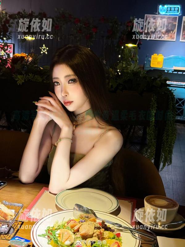 高清写真精选：杏仁曲奇温柔毛衣的时尚之旅.txt