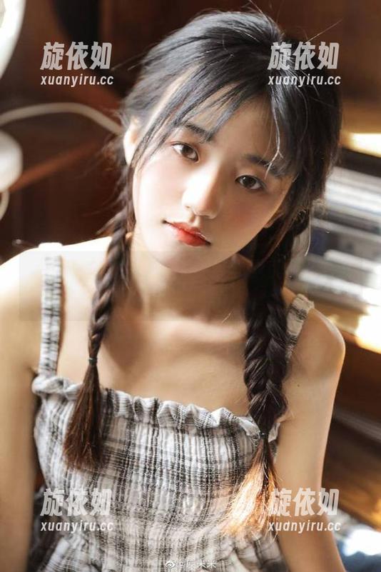 森萝财团 - 小梓的牛仔裤私房美图：传递青春与无畏的精神.txt