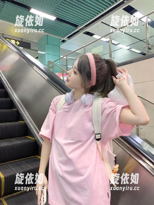 森萝财团 - 最新默陌日常套图：探索她的生活方式与时尚选择.txt