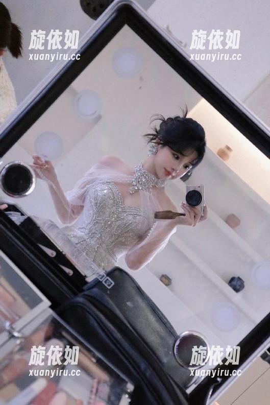 物恋传媒 - 重大消息！菲菲新一轮婵娟美图更新，快来见证奇迹！.txt