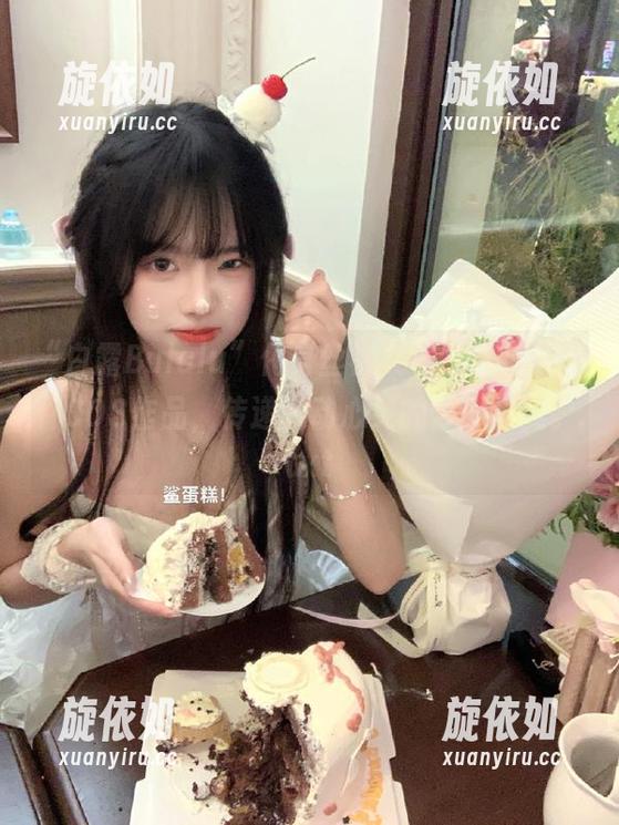 “白露Bululu”化身丝袜女神，透过每一件COS作品，传递触动心灵的艺术之美。.txt