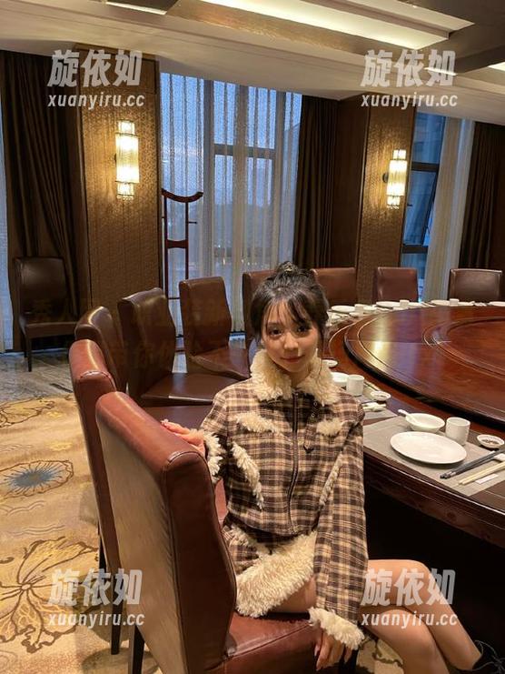 秀人网 - 职业装新视角，养乐多Doll高清作品带你体验不一样的职场风尚.txt
