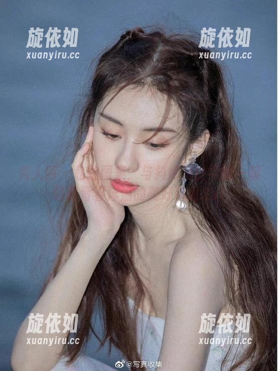 秀人网 - 私拍图集：与抖娘利世学妹一起领略青春洋溢的美好瞬间.txt