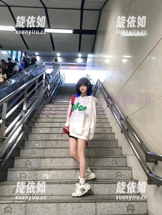 秀人网 - 抖娘利世私拍户外作品分享：诗意的瞬间在风中飞舞.txt